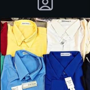 Camisas coloridas em araras