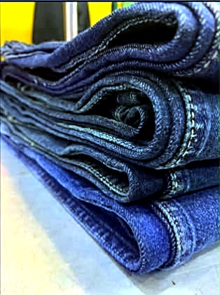 Calças jeans dobradas